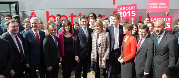 Britain's opposition Labour Party Ed Miliband (C) poses with members of his shadow cabinet to launch his party's 2015 General Election campaign in east London, March 27, 2015 - Sputnik International