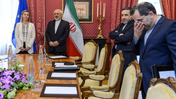 EU foreign policy chief Federica Mogherini (L) meets Iranian Foreign Minister Mohammad Javad Zarif (2nd-L) and Iranian Deputy Foreign Minister Abbas Araghchi (2nd-R) during Iranian nuclear talks in Lausanne on March 29, 2015 - Sputnik International