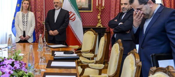 EU foreign policy chief Federica Mogherini (L) meets Iranian Foreign Minister Mohammad Javad Zarif (2nd-L) and Iranian Deputy Foreign Minister Abbas Araghchi (2nd-R) during Iranian nuclear talks in Lausanne on March 29, 2015 - Sputnik International