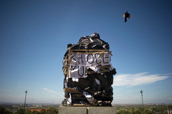 A statue of British coloniser Cecil John Rhodes is covered in plastic bags as part of a protest by students and staff of the University of Cape Town (UCT) A statue of British coloniser Cecil John Rhodes is covered in plastic bags as part of a protest by students and staff of the University of Cape Town (UCT) - Sputnik International