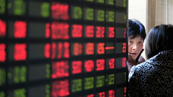 Investors talk next to the stock price monitor at a private securities company Thursday Dec. 19, 2013 in Shanghai, China - Sputnik International