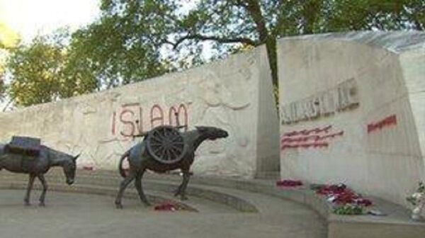 Hyde park animal war memorial 'Islam' graffiti Hyde park animal war memorial 'Islam' graffiti - Sputnik International