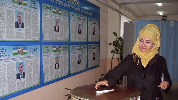 A woman casts her ballot at a polling station in Tashkent on March 29, 2015 - Sputnik International