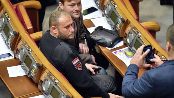 Ukrainian far-right Pravy Sektor (Right Sector) Dmytro Yarosh (C) poses for a picture during the opening of new parliamentary session in Kiev on November 27, 2014 - Sputnik International