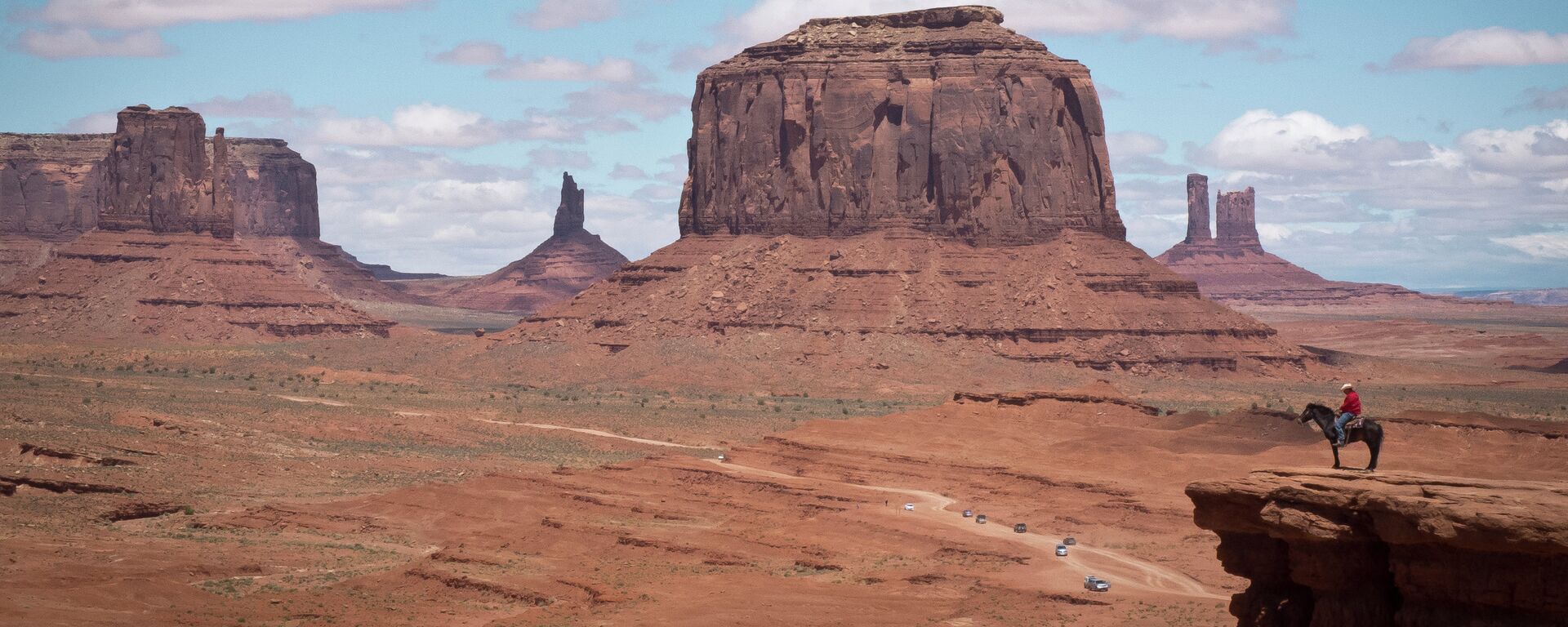 A Navajo man on a horse poses for tourists in front of the Merrick Butte in Monument Valley Navajo Tribal park, Utah, on May 12, 2014 - Sputnik International, 1920, 08.01.2024