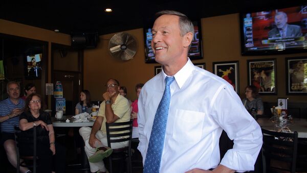 Then-Maryland Governor Martin O'Malley speaks with Democratic activists at Saints Pub and Patio in the Beaverdale neighborhood of Des Moines last year - Sputnik International
