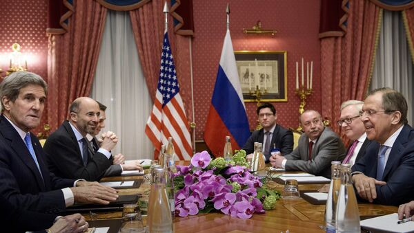 US Secretary of State John Kerry, left, and Russian Foreign Minister Sergey Lavrov, right, wait for the start of a meeting at the Beau Rivage Palace Hotelin Lausanne, Switzerland - Sputnik International