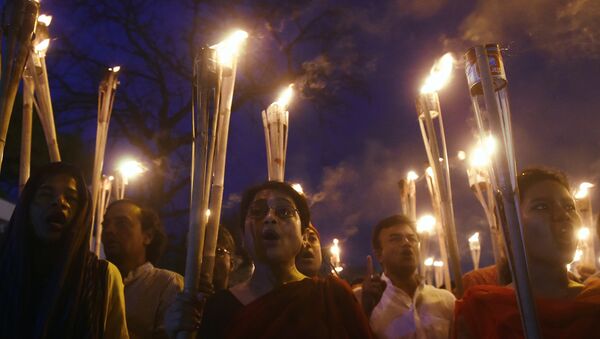 Bangladeshi secular activists take part in a torch-lit protest against the killing of US blogger of Bangladeshi origin and founder of the Mukto-Mona (Free-mind) blog site, Avijit Roy - Sputnik International
