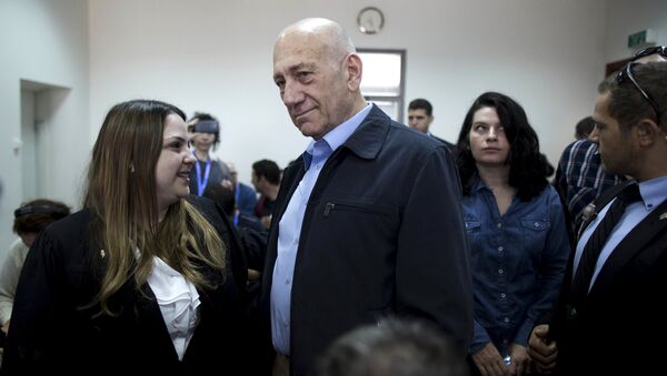 Former Israeli Prime Minister Ehud Olmert (C) waits to hear his verdict at Jerusalem District Court March 30, 2015 - Sputnik International