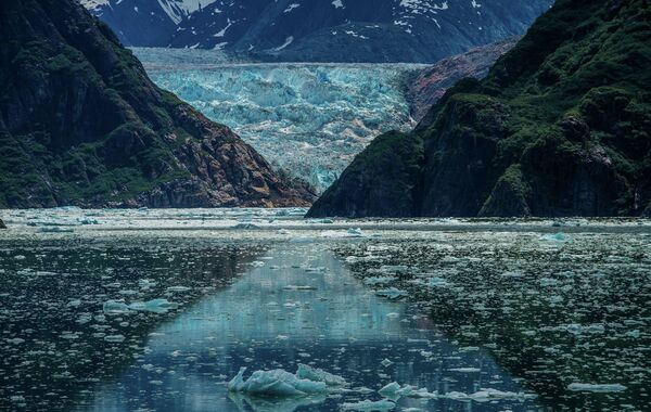 Alaska Cruise - Sawyer Glacier Alaska Cruise - Sawyer Glacier - Sputnik International