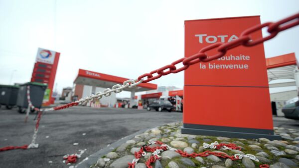 The closed entrance of an oil giant Total's filling station - Sputnik International