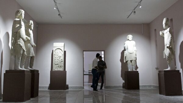 Iraqi men visit the Nassiriya Museum in Nassiriya province March 26, 2015. Nassiriya Museum has reopened for the first time since its closure in 1991 after it was looted during a Shi'ite uprising in southern Iraq. Picture taken March 26 2015 - Sputnik International
