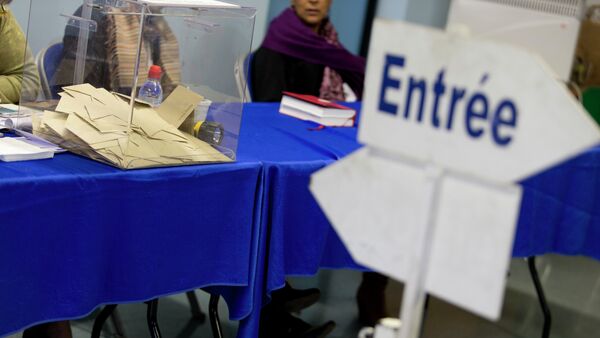 A picture taken on March 29, 2015 in Corbeil-Essonnes, southern Paris, shows a ballot box at a polling station during the second round of the French departementales local elections - Sputnik International