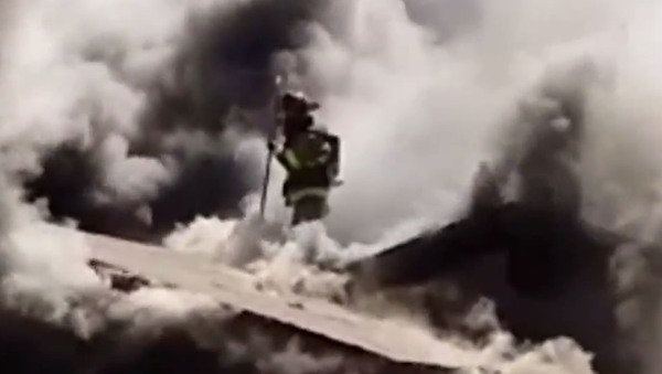 California Firefighter Falls Through  Burning Roof - Sputnik International