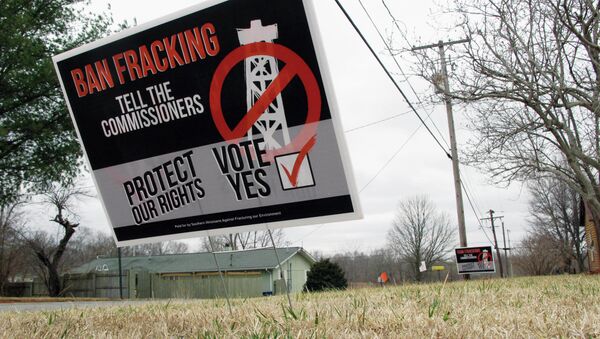 In this March 12, 2014 file photo, a sign near the Johnson County courthouse in Vienna, Ill., urges the county's voters to defeat a ballot referendum on the drilling practice called hydraulic fracturing or fracking - Sputnik International
