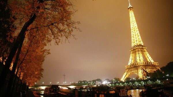 A picture shows the Eiffel Tower in Paris during the first month of the Autumn - Sputnik International