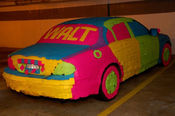 Completely covering a car with colorful sticky notes won’t do any damage and is cheerfully beautiful. - Sputnik International