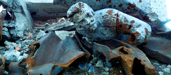 Destroyed statue at Saur-mogila, People's Republic of Donetsk - Sputnik International