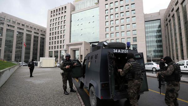 Members of special security forces stand outside the main courthouse in Istanbul, Turkey, Tuesday, March 31, 2015. - Sputnik International