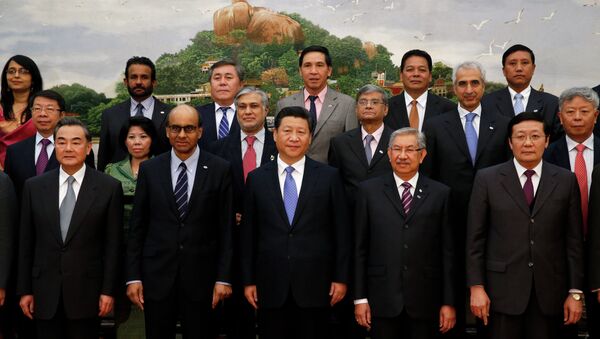 Chinese President Xi Jinping (C) takes photos with guests of the Asian Infrastructure Investment Bank at the Great Hall of the People in Beijing on October 24, 2014. - Sputnik International