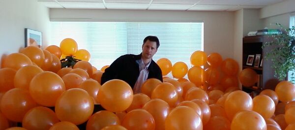 Balloons prove to be a perfect filler for a colleague's office, upholding the holiday spirit and making it impossible to reach their desk. - Sputnik International