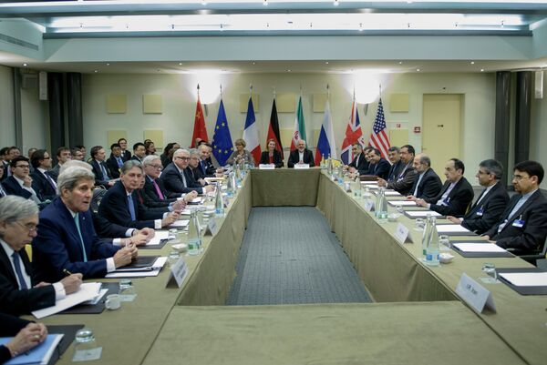Officials wait for a meeting with officials from P5+1, the European Union and Iran at the Beau Rivage Palace Hotel March 31, 2015 in Lausanne. Officials wait for a meeting with officials from P5+1, the European Union and Iran at the Beau Rivage Palace Hotel March 31, 2015 in Lausanne. - Sputnik International