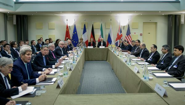 Officials wait for a meeting with officials from P5+1, the European Union and Iran at the Beau Rivage Palace Hotel March 31, 2015 in Lausanne. - Sputnik International