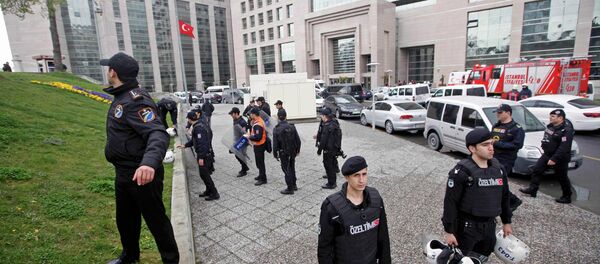 Turkish riot police stand guard outside the Justice Palace in Istanbul March 31, 2015. - Sputnik International