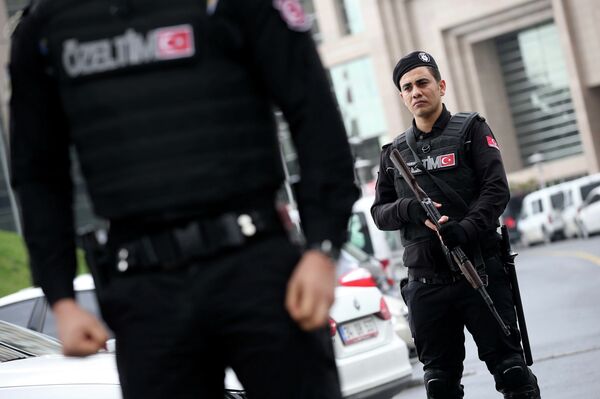 Members of special security forces stand outside the main courthouse in Istanbul, Turkey, Tuesday, March 31, 2015. Members of special security forces stand outside the main courthouse in Istanbul, Turkey, Tuesday, March 31, 2015. - Sputnik International