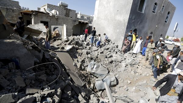 The rubble of houses destroyed by an air strike near Sanaa Airport - Sputnik International