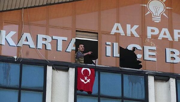 One of the two gunmen displays Turkish flag after smashing window at AK Party office in İstanbu - Sputnik International