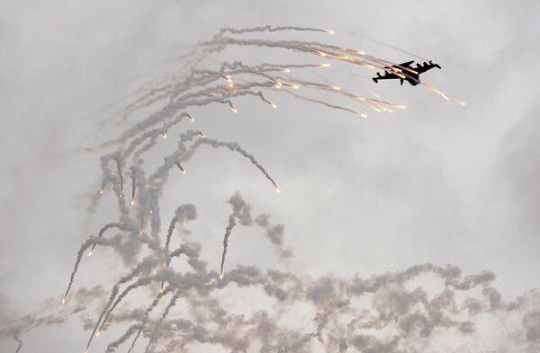 A Russian Yak-130 fighter jet shoots flares while perfoming a trick during the MAKS 2009 international aerospace show outside Moscow in Zhukovsky - Sputnik International