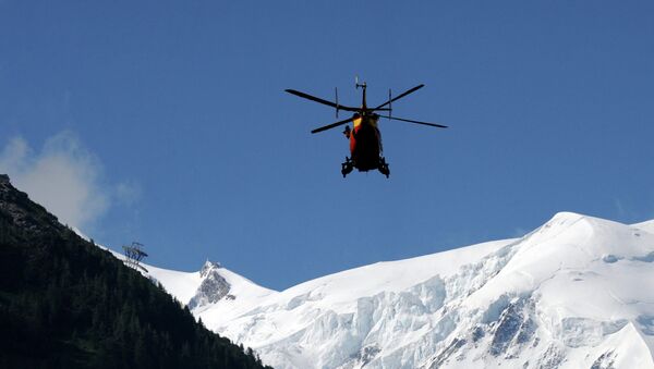 A rescue crew of the Securite Civile (emergency services) flies over French Alps - Sputnik International