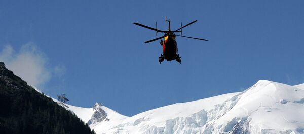 A rescue crew of the Securite Civile (emergency services) flies over French Alps - Sputnik International