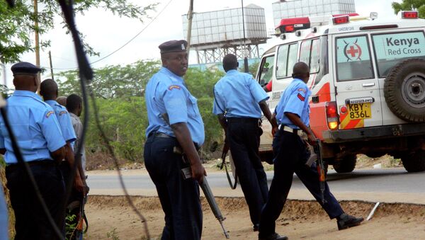 Kenyan police officers take positions outside the Garissa University College as an ambulance carrying the injured going to a hospital, during an attack by gunmen in Garissa, Kenya, Thursday, April 2, 2015. - Sputnik International