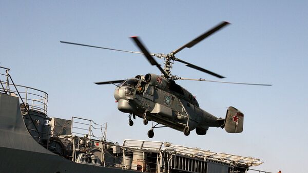 Anti-submarine helicopter Ka-27 hovering over the Guards' missile cruiser Varyag - Sputnik International