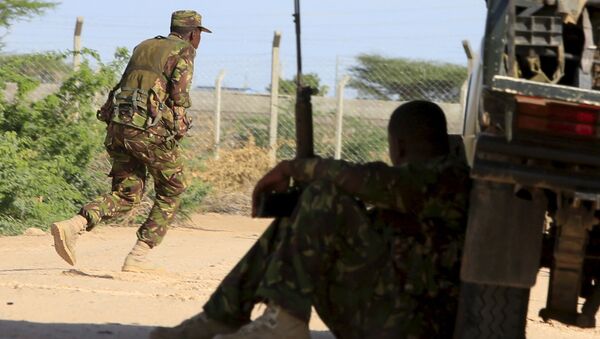 A Kenya Defense Force soldier runs for cover near the perimeter wall where attackers are holding up at a campus in Garissa April 2, 2015. - Sputnik International