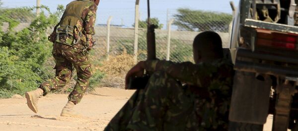 A Kenya Defense Force soldier runs for cover near the perimeter wall where attackers are holding up at a campus in Garissa April 2, 2015. - Sputnik International