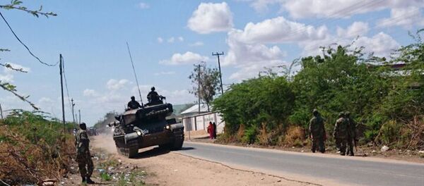 A Kenyan Defence Forces tank on a road outside the Garissa university college, Thursday, April 2, 2015. - Sputnik International