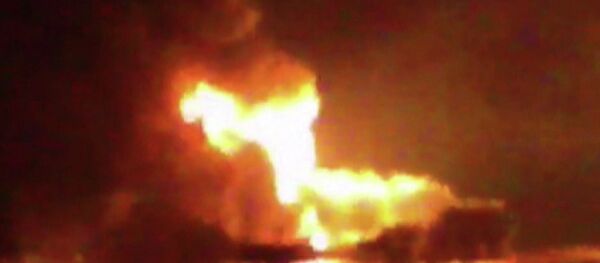 This frame grab of a video from the news station Noticias Ciudad del Carmen shows a fire burning at an oil platform in the Gulf of Mexico along the Mexican coast before sunrise on Wednesday, April 1, 2015. This frame grab of a video from the news station Noticias Ciudad del Carmen shows a fire burning at an oil platform in the Gulf of Mexico along the Mexican coast before sunrise on Wednesday, April 1, 2015. - Sputnik International