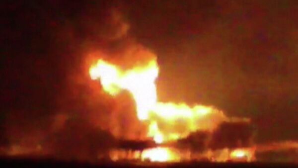 This frame grab of a video from the news station Noticias Ciudad del Carmen shows a fire burning at an oil platform in the Gulf of Mexico along the Mexican coast before sunrise on Wednesday, April 1, 2015. - Sputnik International