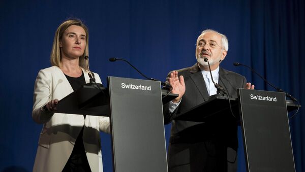 Iranian Foreign Minister Javad Zarif (R) delivers a statement, flanked by European Union High Representative for Foreign Affairs and Security Policy Federica Mogherini, at the Swiss Federal Institute of Technology in Lausanne on April 2, 2015 - Sputnik International