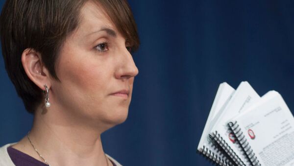 Jennifer Smith displays copies of the unofficial Air Force songbook as she speaks at a news conference in Washington, DC. - Sputnik International
