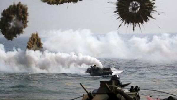 Amphibious assault vehicles of the South Korean Marine Corps throw smoke bombs as they move to land on shore during a U.S.-South Korea joint landing operation drill in Pohang - Sputnik International