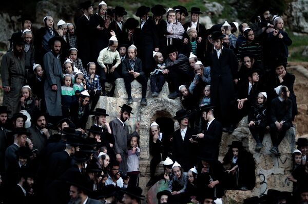 Ultra-Orthodox Jews collect water from a mountain spring near Jerusalem to be used in baking unleavened bread, known as Matzoth, during the Maim Shelanu (Rested Water) ceremony on April 2, 2015. Ultra-Orthodox Jews collect water from a mountain spring near Jerusalem to be used in baking unleavened bread, known as Matzoth, during the Maim Shelanu (Rested Water) ceremony on April 2, 2015. - Sputnik International