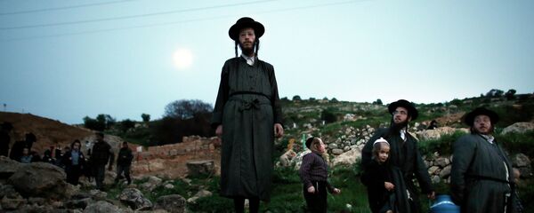 Ultra-Orthodox Jews leave the site after collecting water from a mountain spring near Jerusalem to be used in baking unleavened bread, known as Matzoth, during the Maim Shelanu (Rested Water) ceremony on April 2, 2015. Ultra-Orthodox Jews leave the site after collecting water from a mountain spring near Jerusalem to be used in baking unleavened bread, known as Matzoth, during the Maim Shelanu (Rested Water) ceremony on April 2, 2015. - Sputnik International