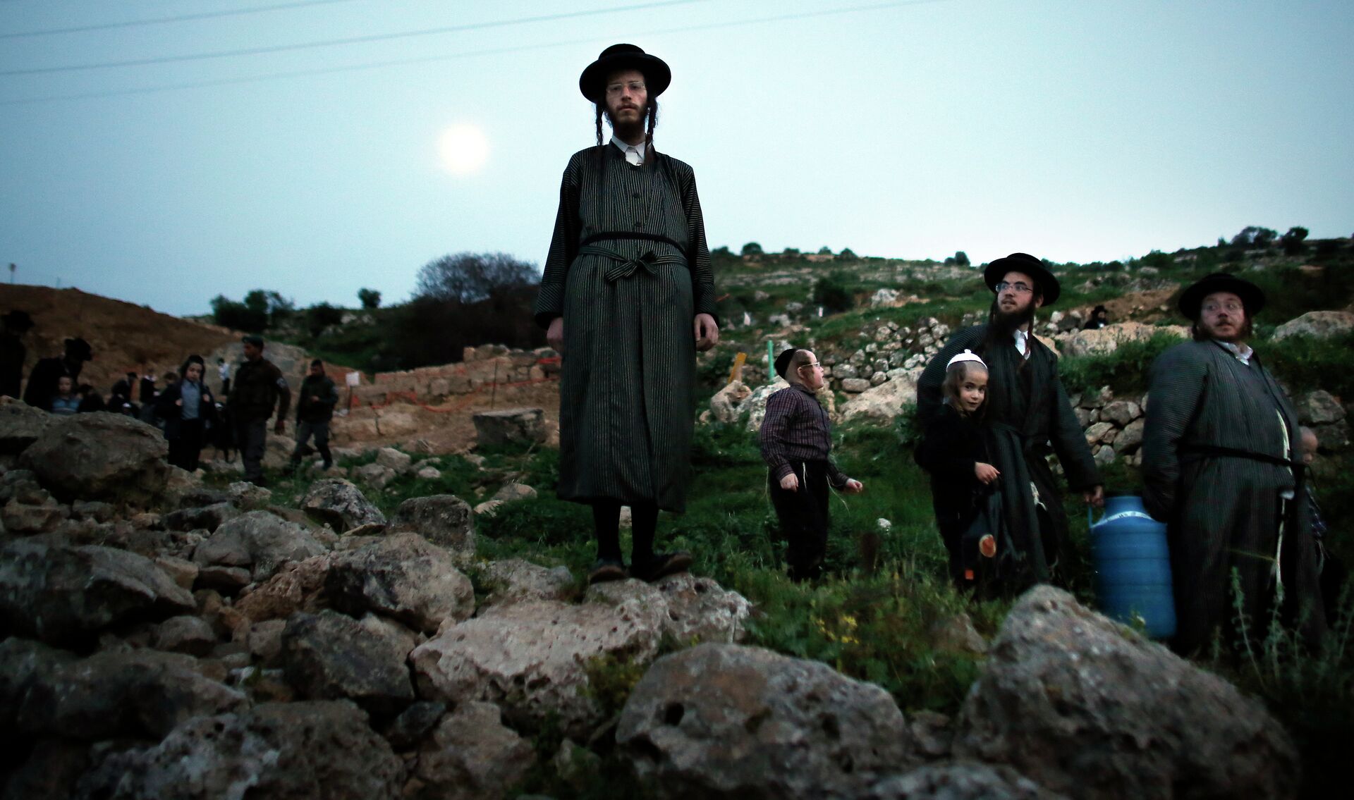Ultra-Orthodox Jews leave the site after collecting water from a mountain spring near Jerusalem to be used in baking unleavened bread, known as Matzoth, during the Maim Shelanu (Rested Water) ceremony on April 2, 2015. - Sputnik International, 1920, 27.07.2022