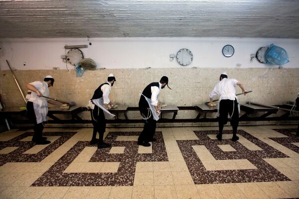 Ultra-orthodox Jews prepare special matzoh, a traditional handmade Passover unleavened bread, at a bakery in Jerusalem Ultra-orthodox Jews prepare special matzoh, a traditional handmade Passover unleavened bread, at a bakery in Jerusalem - Sputnik International