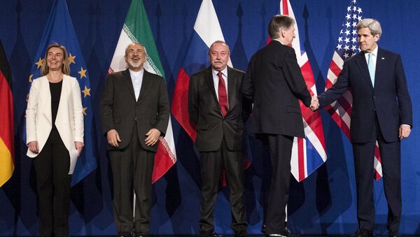 (L-R) European Union High Representative for Foreign Affairs and Security Policy Federica Mogherini, Iranian Foreign Minister Javad Zarifat and an unidentified Russian official look on as British Foreign Secretary Philip Hammond shakes hands with U.S. Secretary of State John Kerry, following nuclear talks at the Swiss Federal Institute of Technology in Lausanne - Sputnik International
