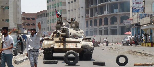 Militiamen loyal to Yemen's President Abed Rabbo Mansour Hadi take positions at a street in Aden, Yemen - Sputnik International
